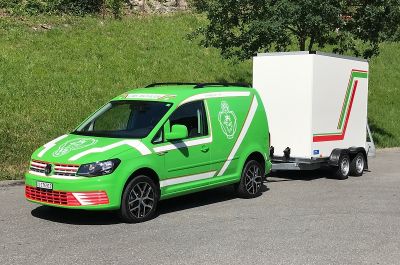 VW Caddy Frontansicht mit Anhänger